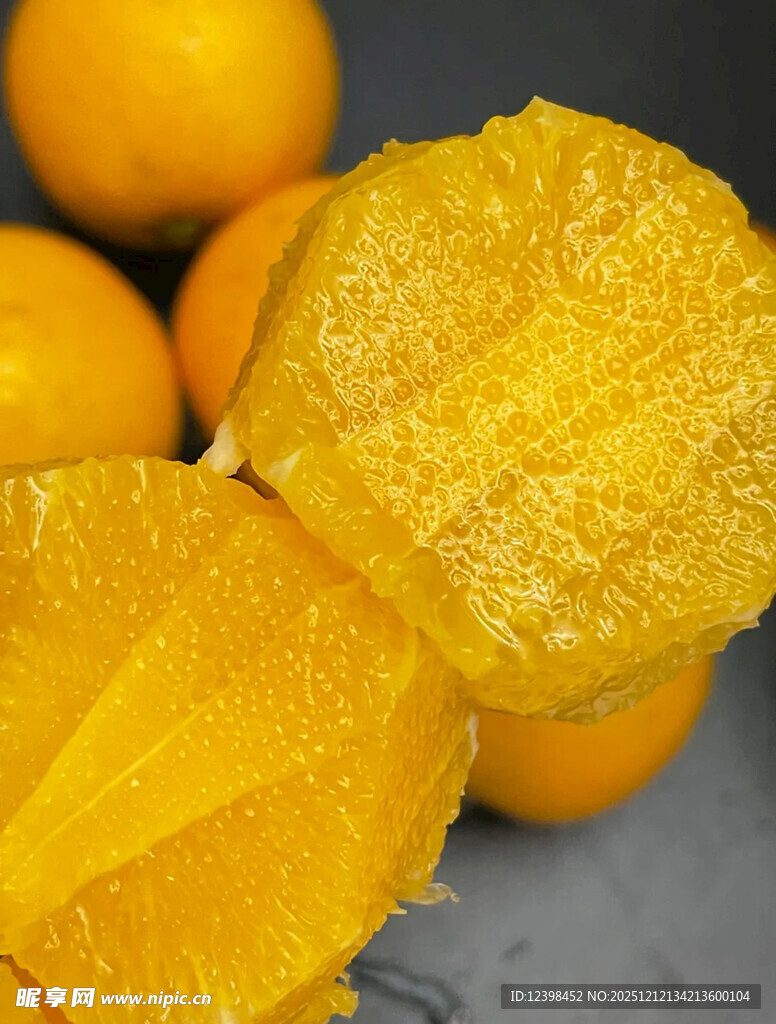 剥开的新鲜橙子