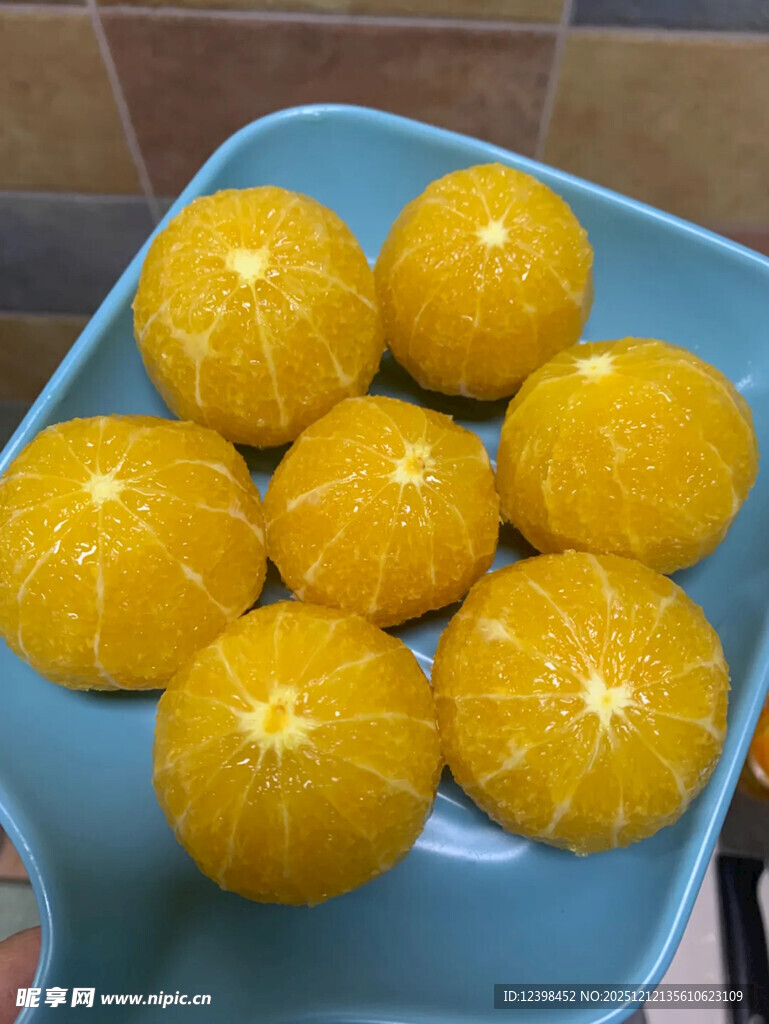 蓝色盘中的新鲜黄柠檬