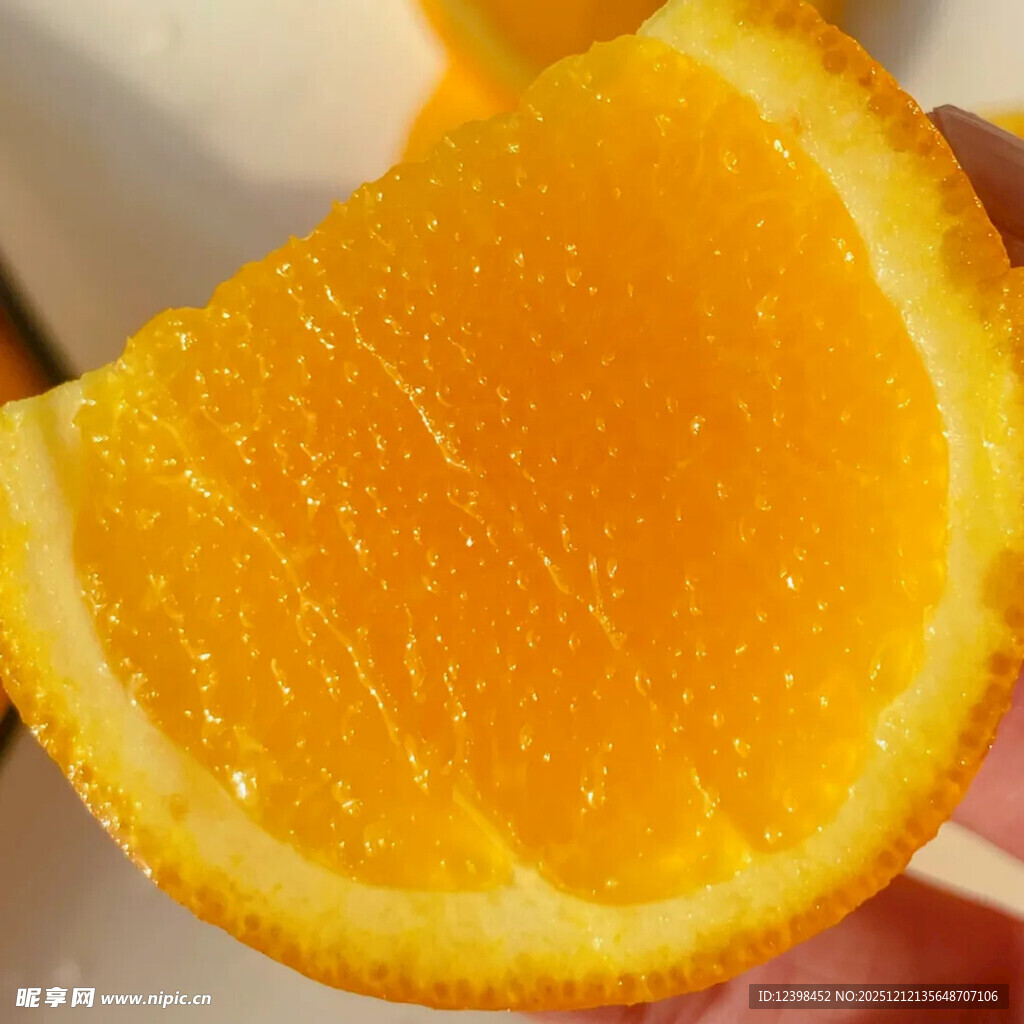 新鲜多汁的橙子切片