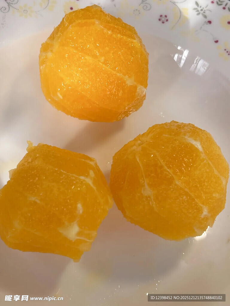 新鲜剥好的三个橙子