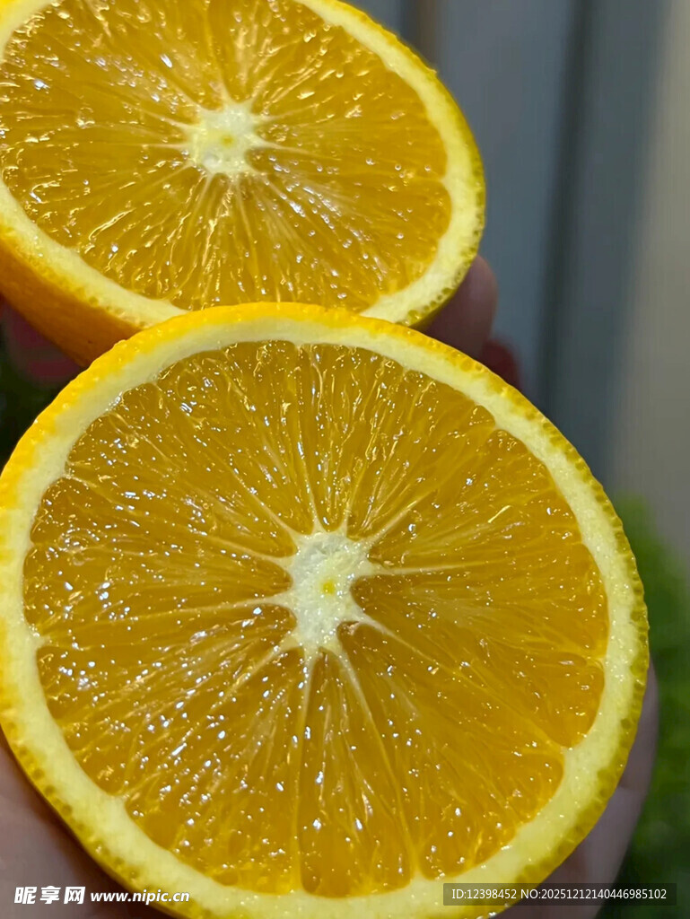 切开的新鲜橙子