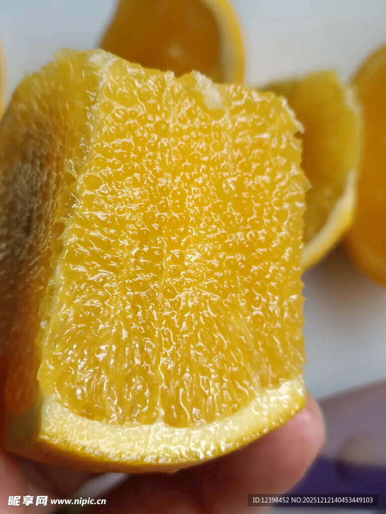 手捧多汁橙子特写