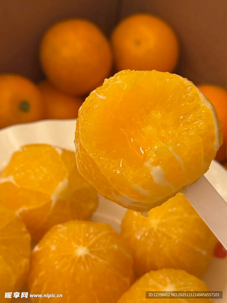 剥开的新鲜橙子果肉诱人