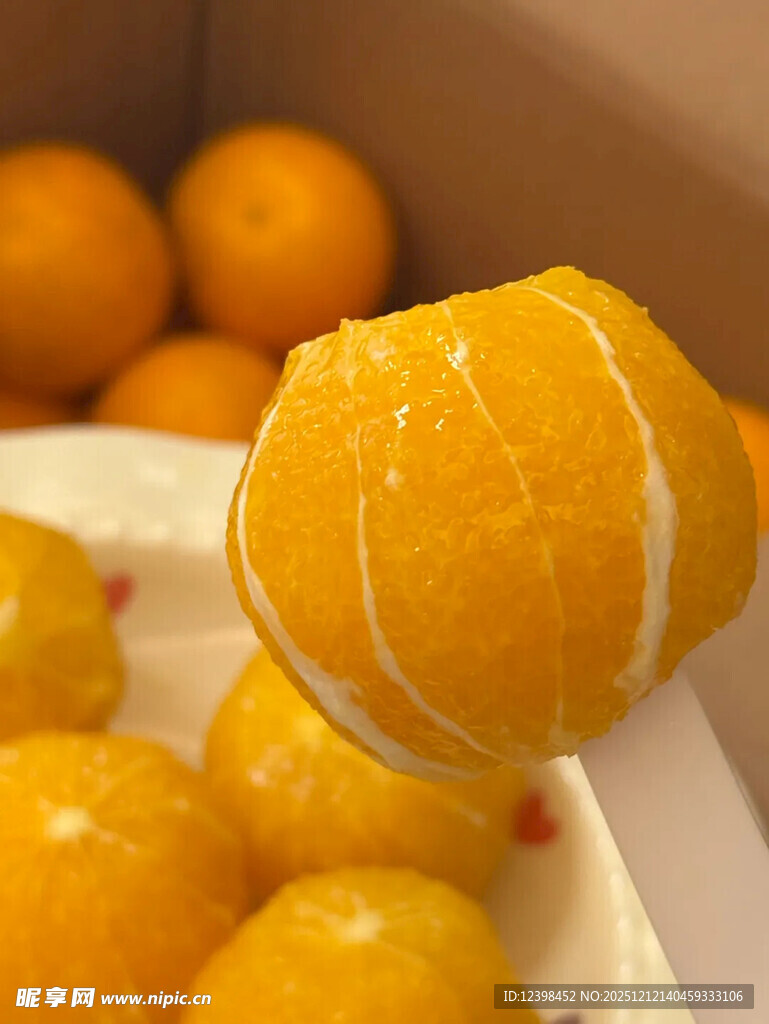剥开的鲜橙展示诱人果肉
