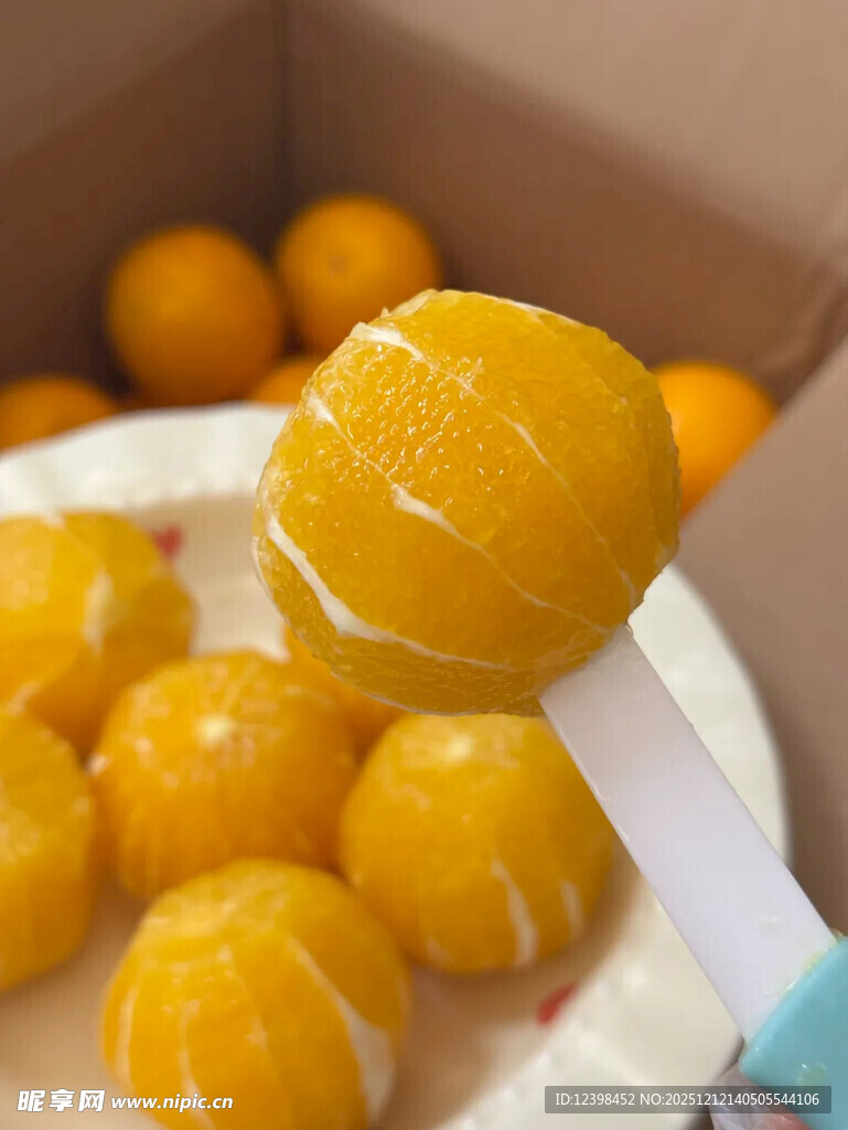 美味剥好的新鲜黄柠檬