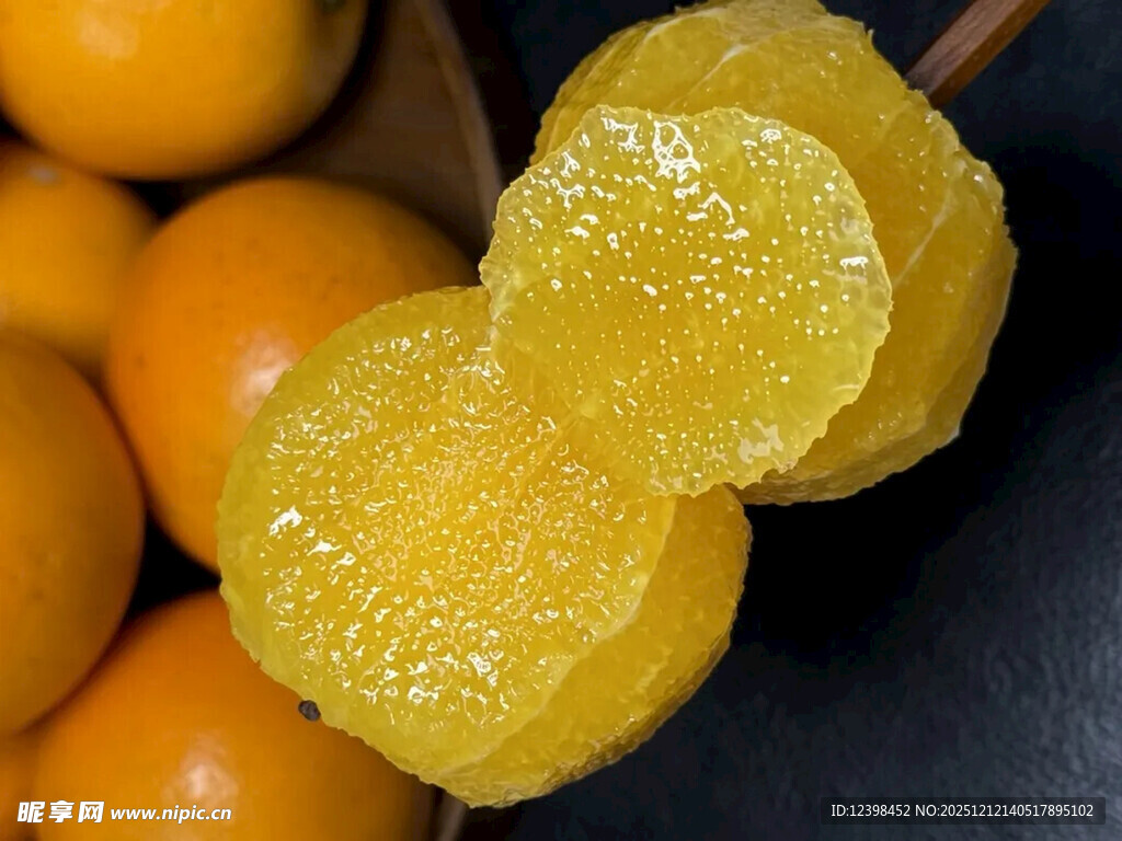 新鲜多汁的切片橙子