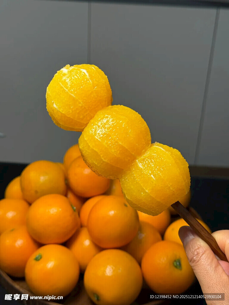 手剥橙子展示新鲜果肉