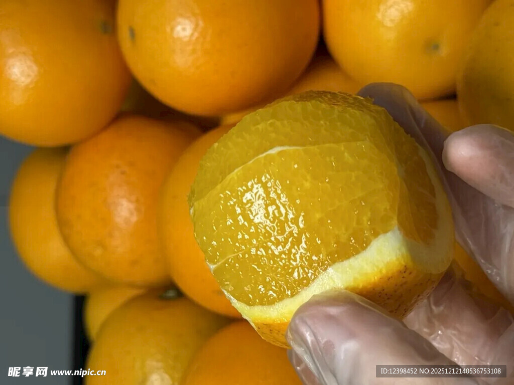 手剥鲜橙