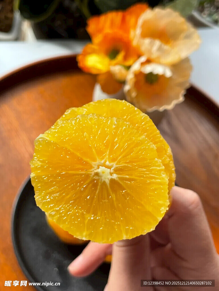 手捧新鲜切开的橙子