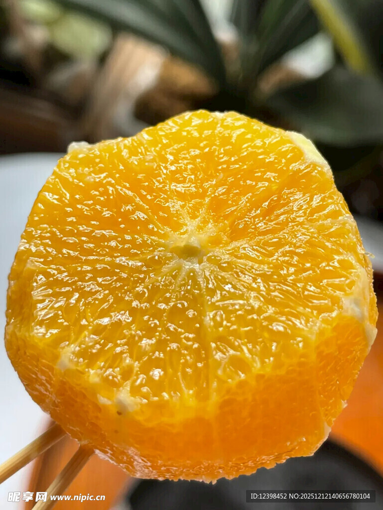 新鲜多汁的切片橙子