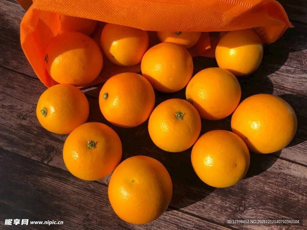 木桌上散落的新鲜橙子