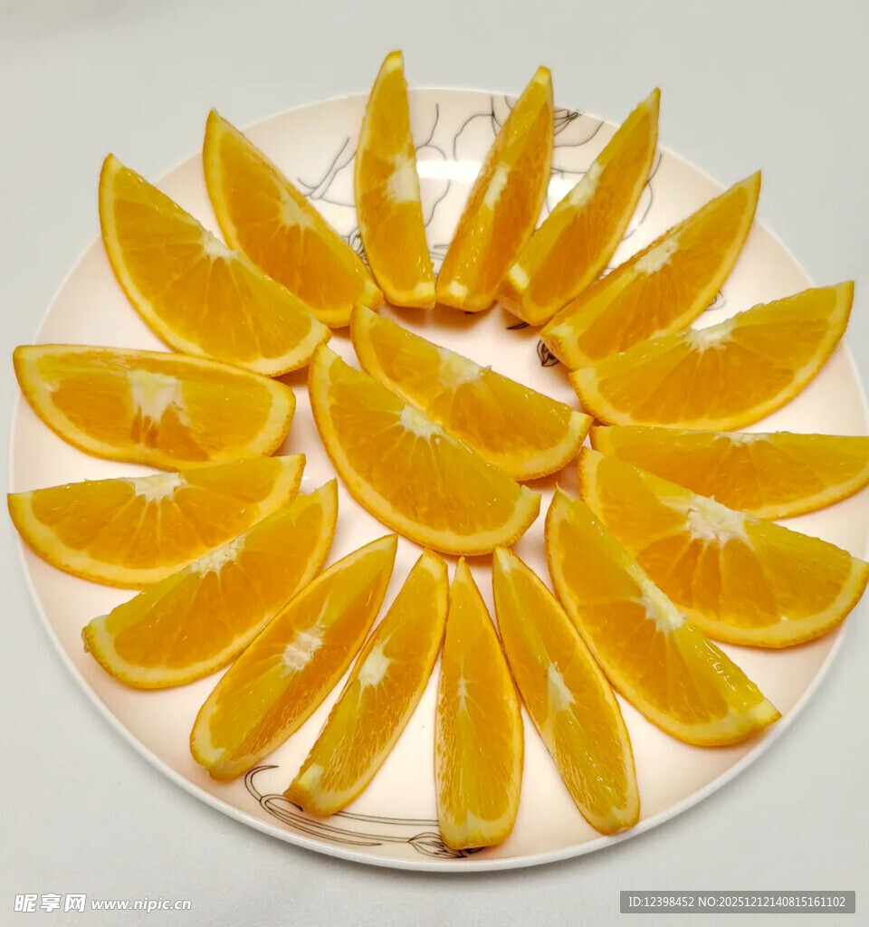 盘中摆放的新鲜橙子切片