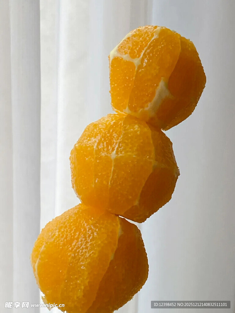 堆叠的剥壳橘子