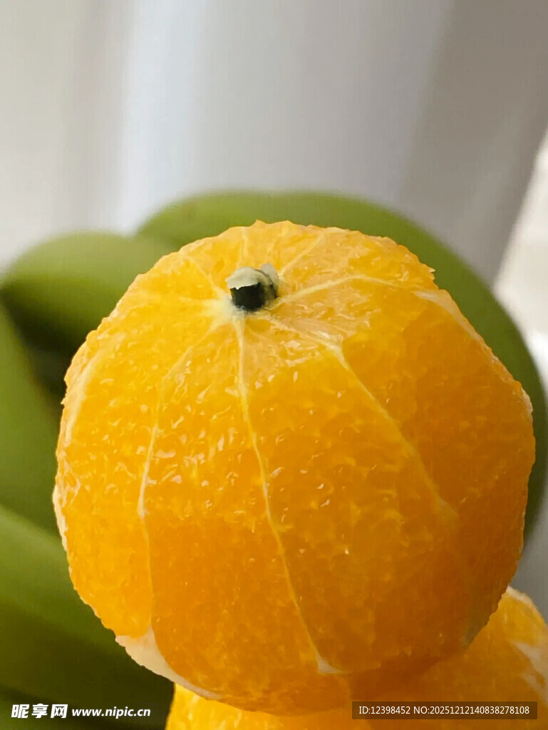 新鲜剥壳橙子特写