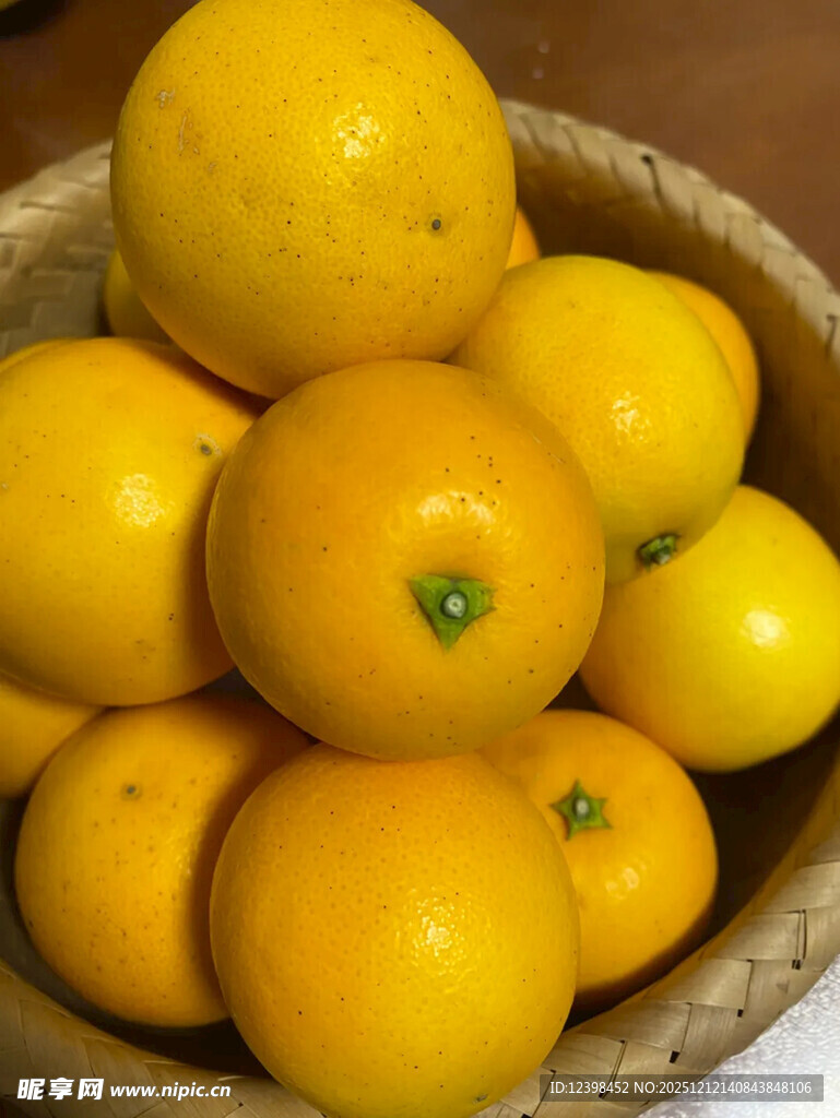 竹篮中的鲜黄饱满柑橘