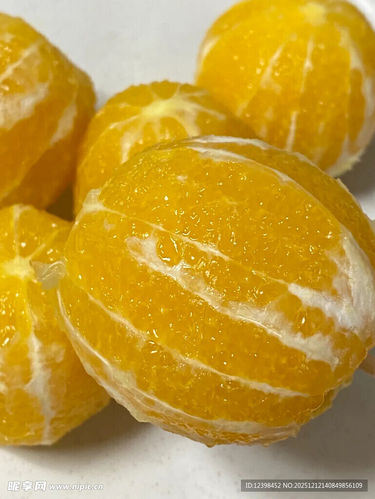 剥好的新鲜橙子