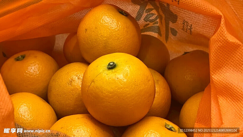 满满一袋新鲜橙子