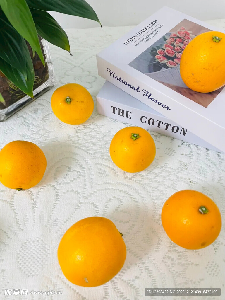 桌上摆放的新鲜小橘子