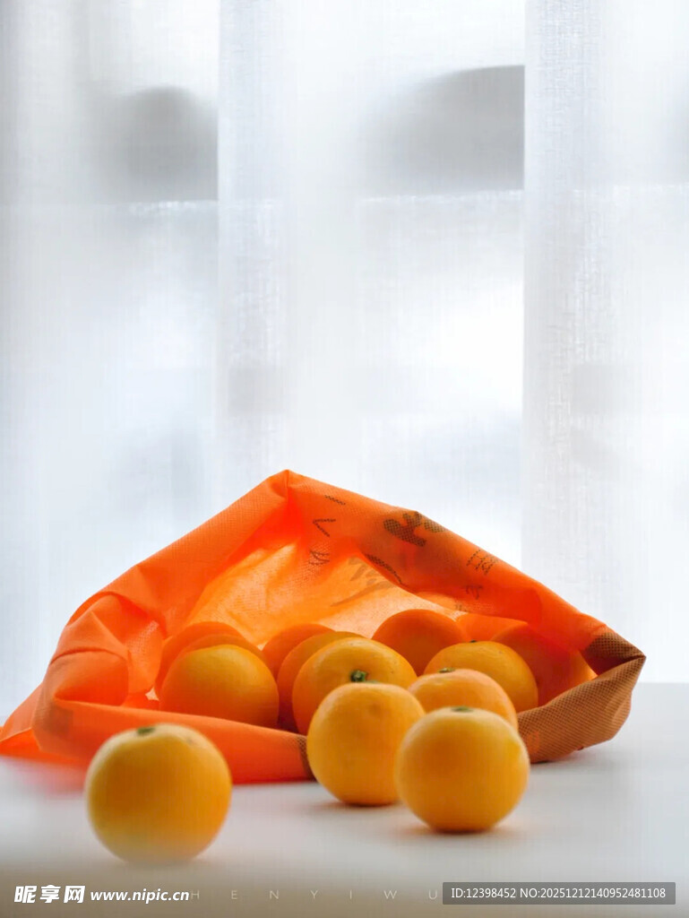 橙色布上摆放的新鲜橘子