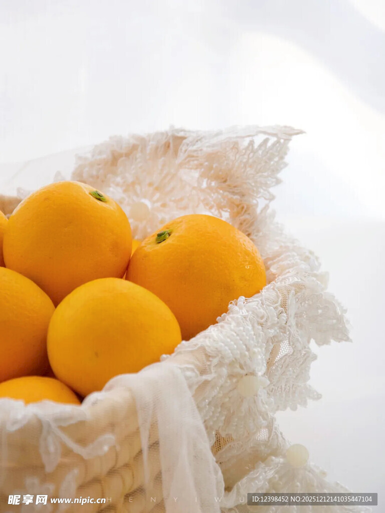 篮子里的新鲜黄澄澄橘子