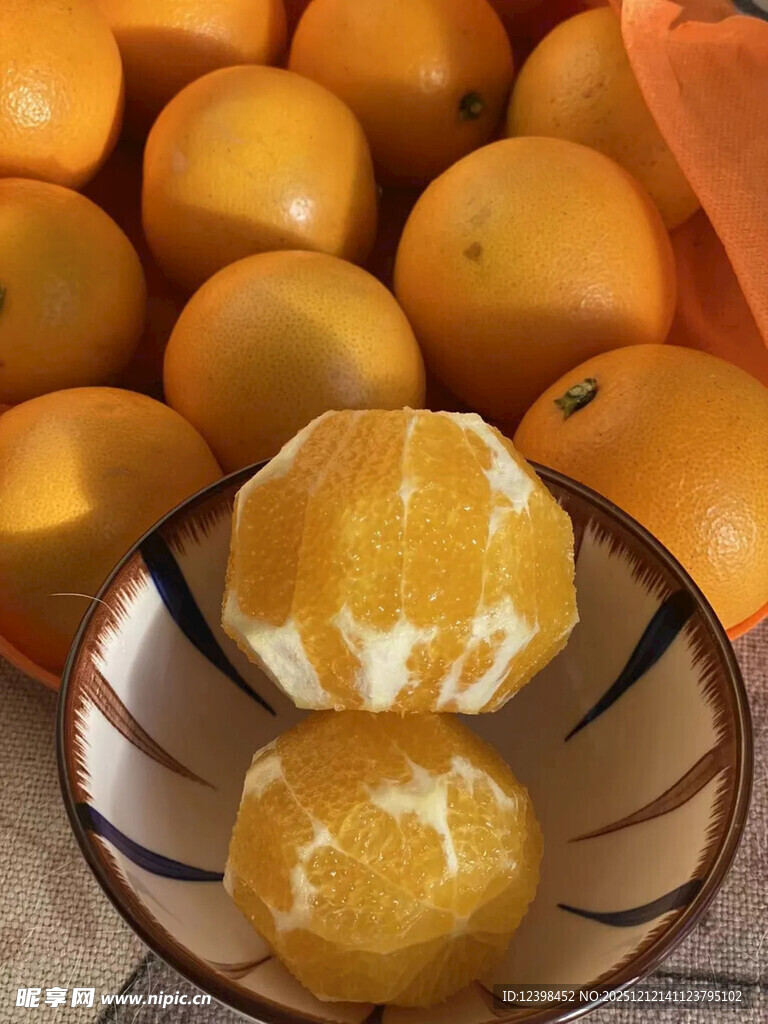 碗中剥好的新鲜橙子