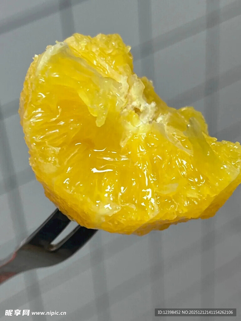 叉子上的美味橙子果肉