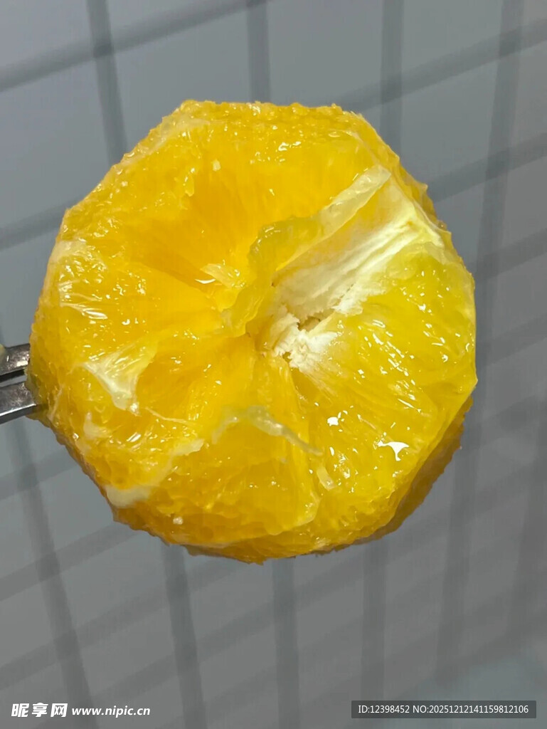 剥开的鲜橙果肉特写