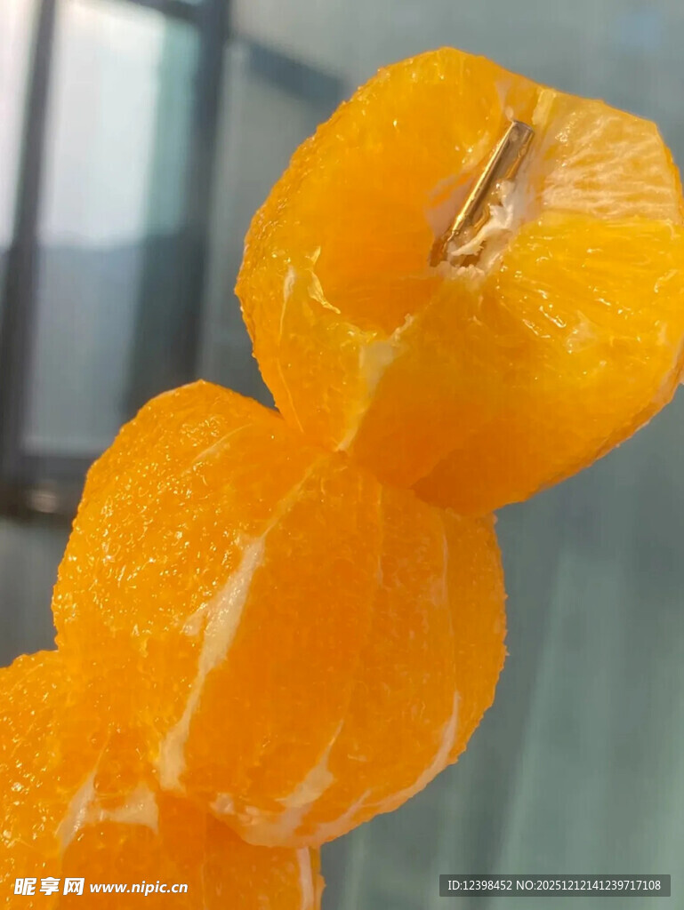 剥开的新鲜橘子果肉