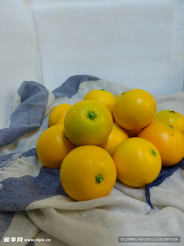 布上摆放的新鲜黄澄澄橘子