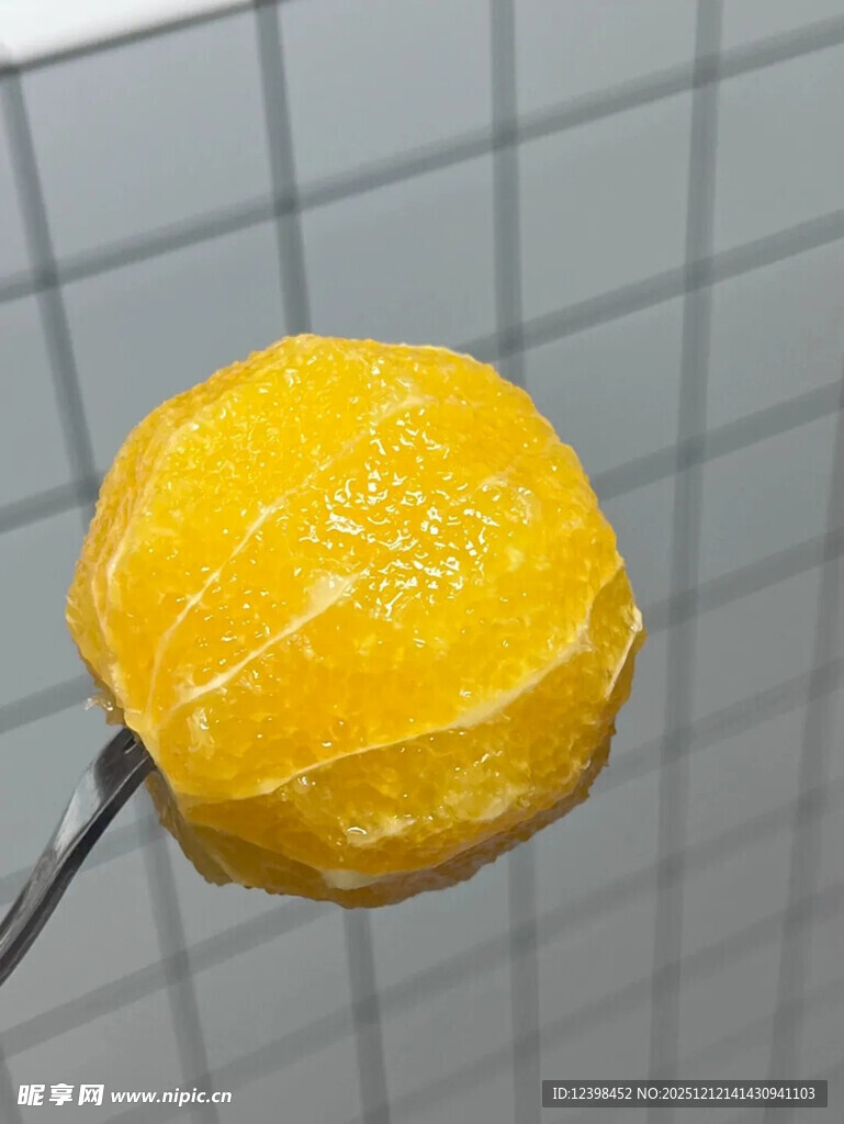 叉子上的黄色球状食物