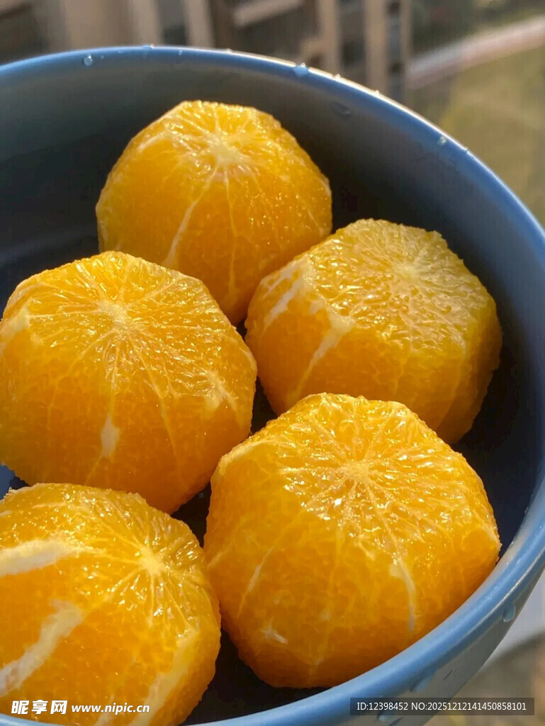 碗中鲜剥的多汁甜橘子
