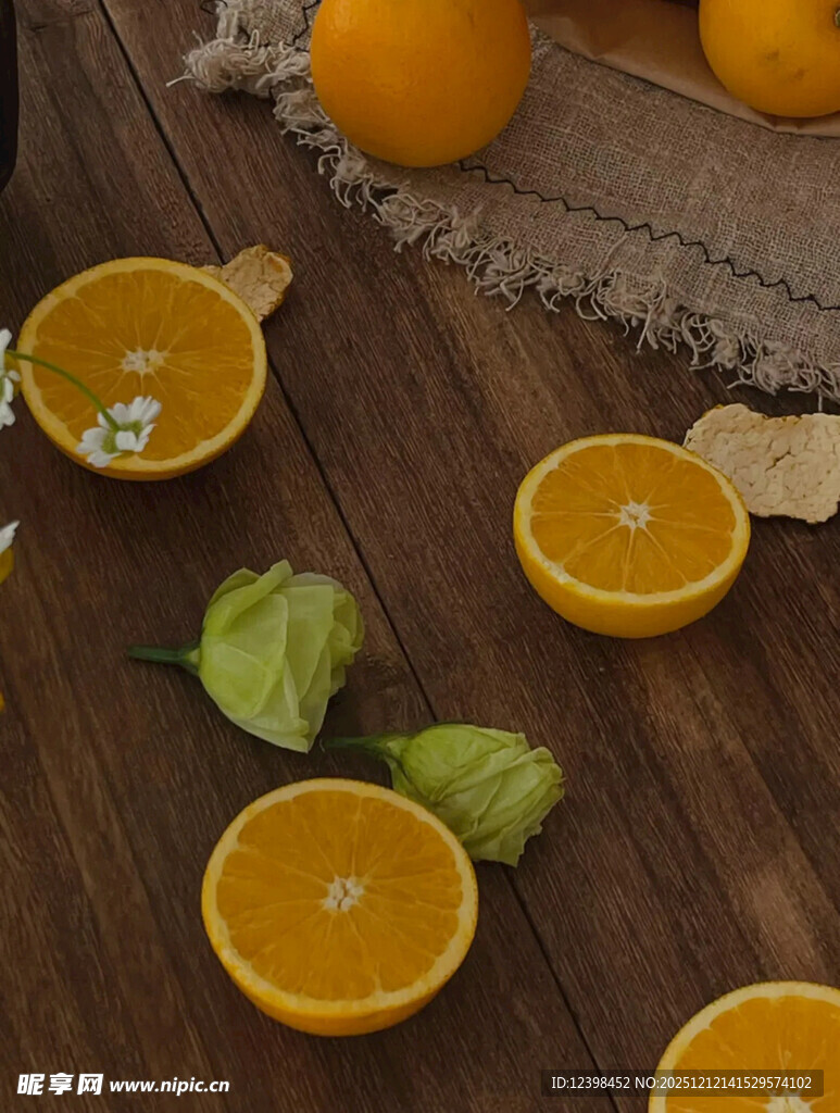 木桌上的鲜橙切片