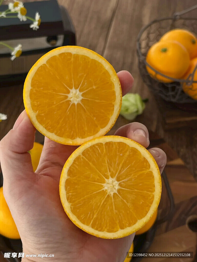 手捧新鲜切开的多汁橙子