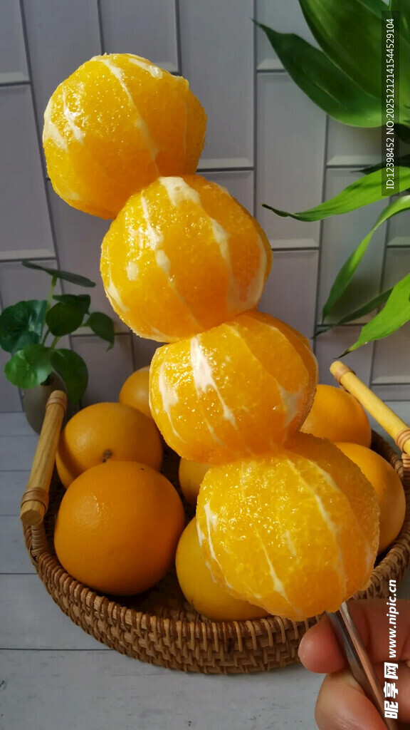 手捧竹篮中的多彩柑橘