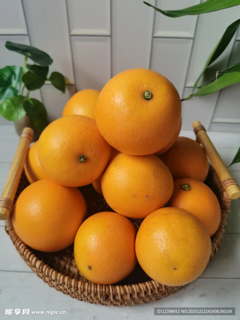 竹篮中的新鲜橙子