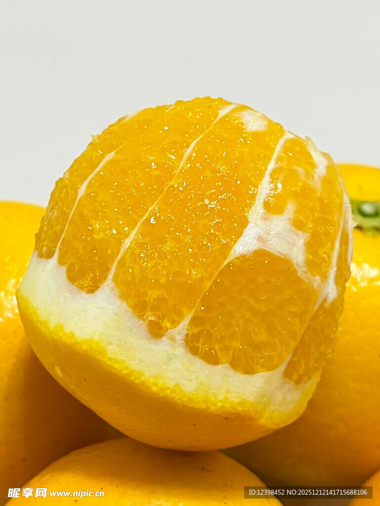 剥开的新鲜橙子