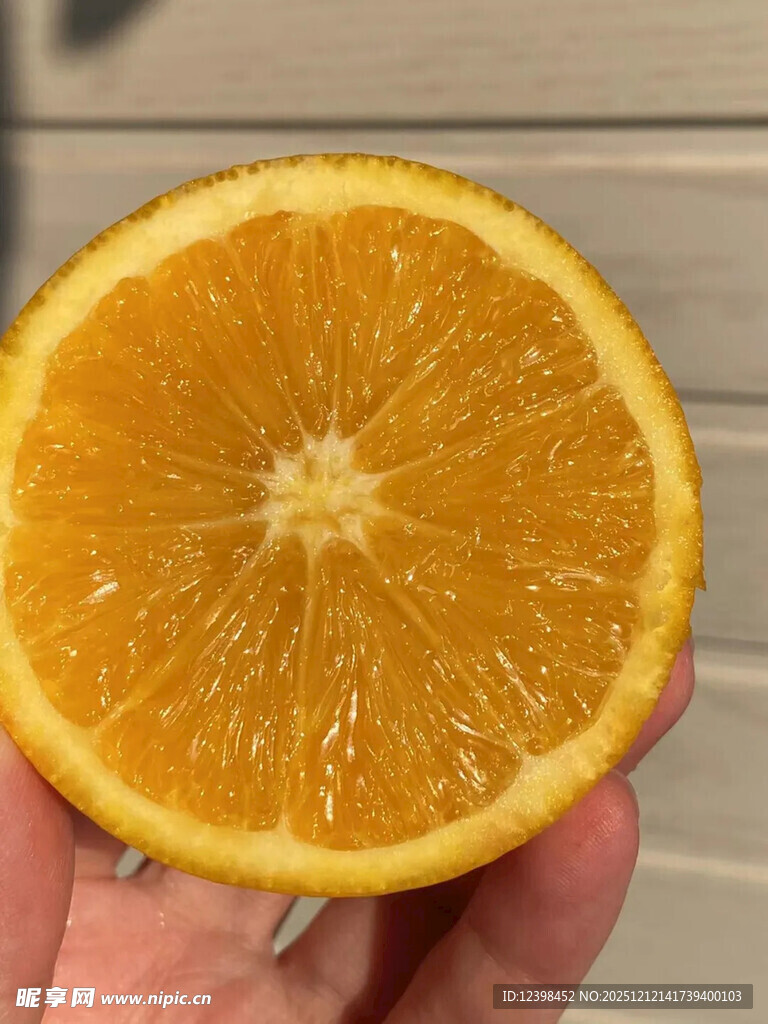 手持半颗新鲜橙子