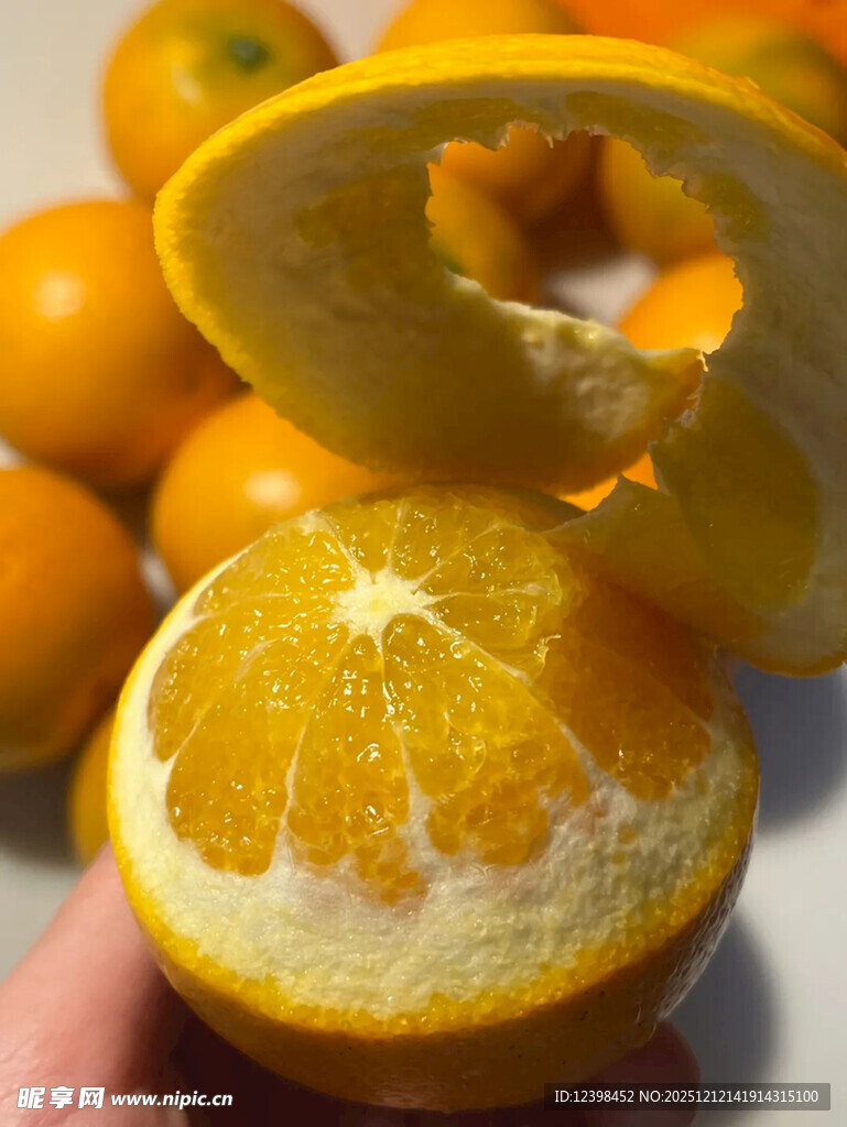 剥开的新鲜橙子