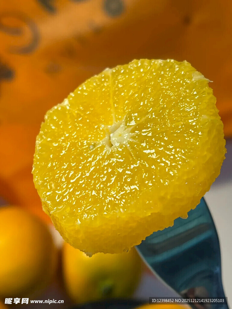 新鲜多汁的黄色水果切片