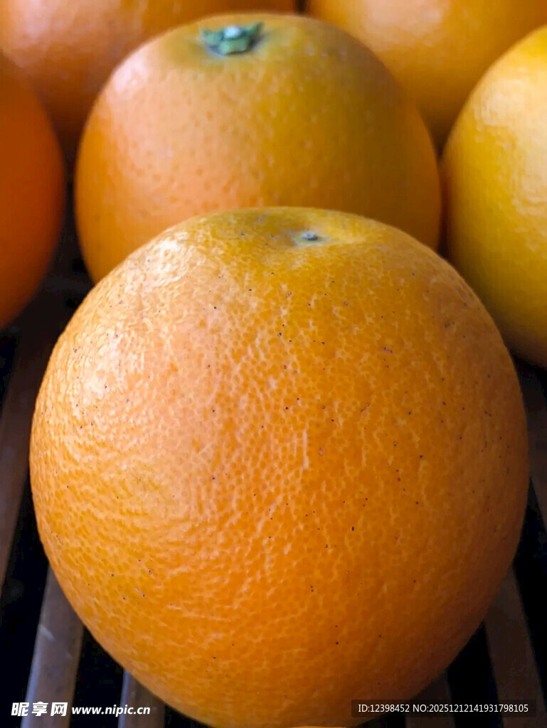 新鲜饱满的橙子特写