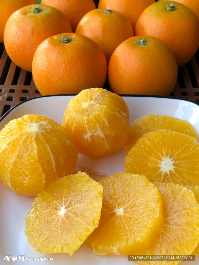 新鲜剥好的多汁橙子切片