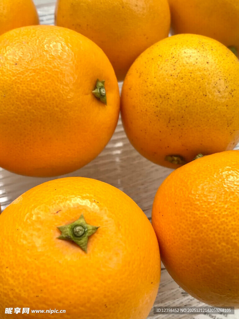 新鲜饱满的橙子摆放在一起