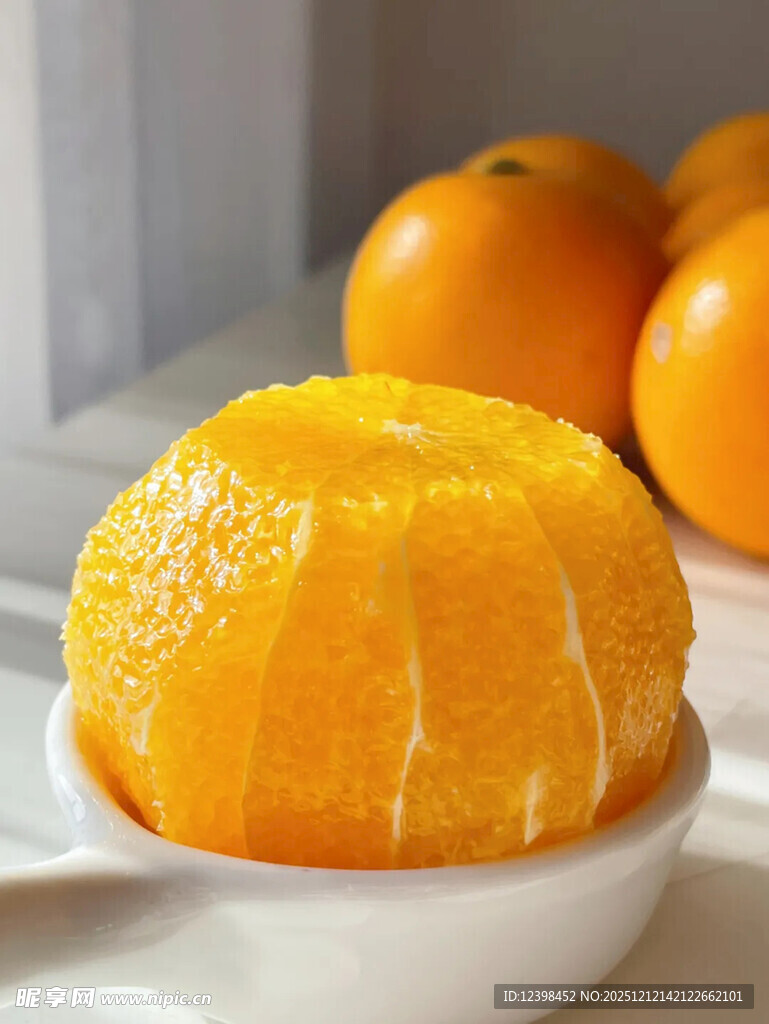 剥开的橙子置于白色碗中