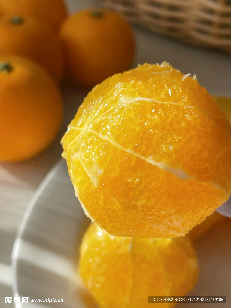 剥开的鲜橙展示诱人果肉