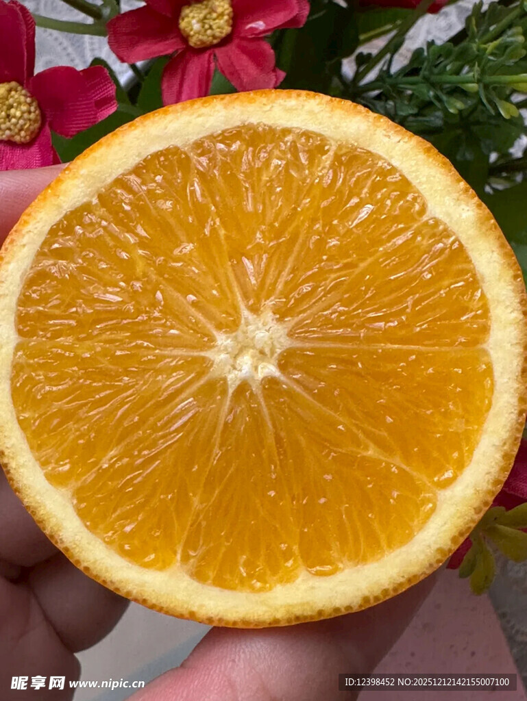 手捧新鲜切开的多汁橙子