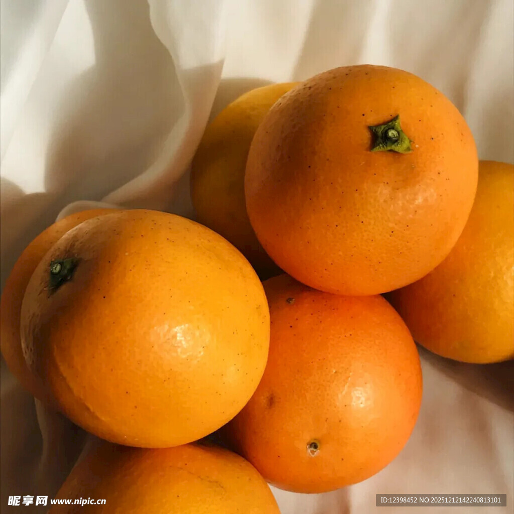 一堆新鲜的橙色柑橘