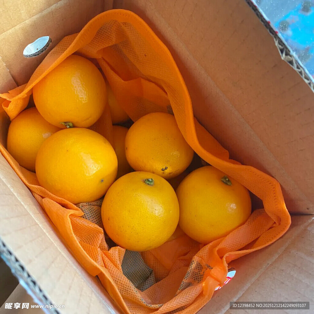 纸箱中的鲜黄番茄