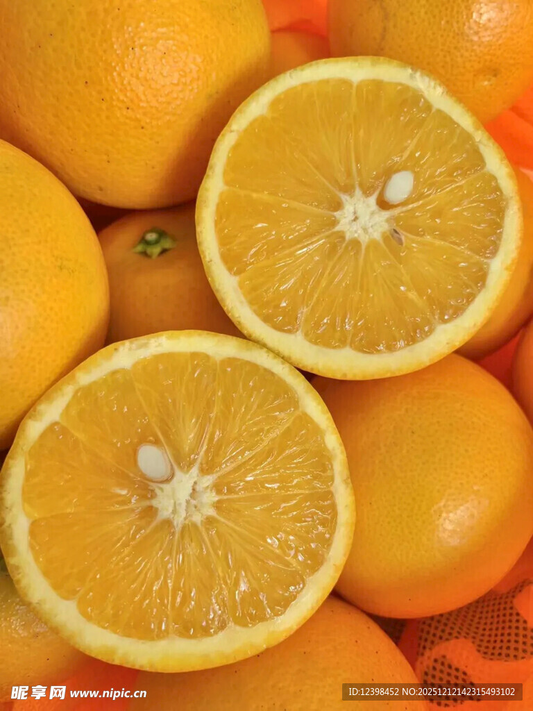 新鲜橙子堆叠与切开特写