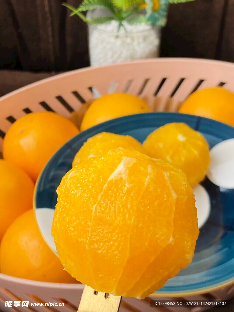 新鲜诱人的芒果果肉与果篮