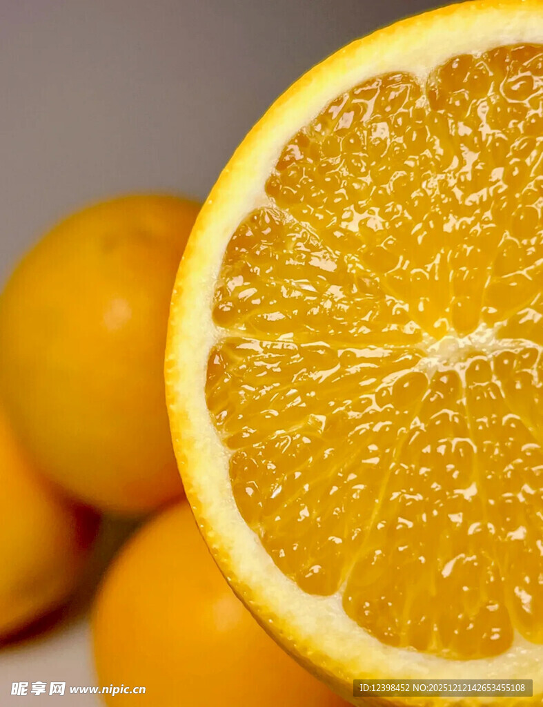 切开的鲜橙展现饱满果肉